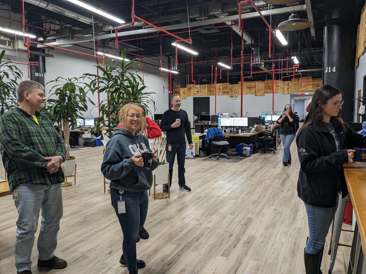 MercuryPrint's tweet photo. On a bitterly cold day like today, when it's 4° F with a strong wind, it is crucial to have something to warm you up. Thanks to our Account Managers, Amy and Donna, for setting up this hot cocoa bar. And thank you to everyone for the great photos. Please stay safe, everyone. https://t.co/S26l6WNun6
