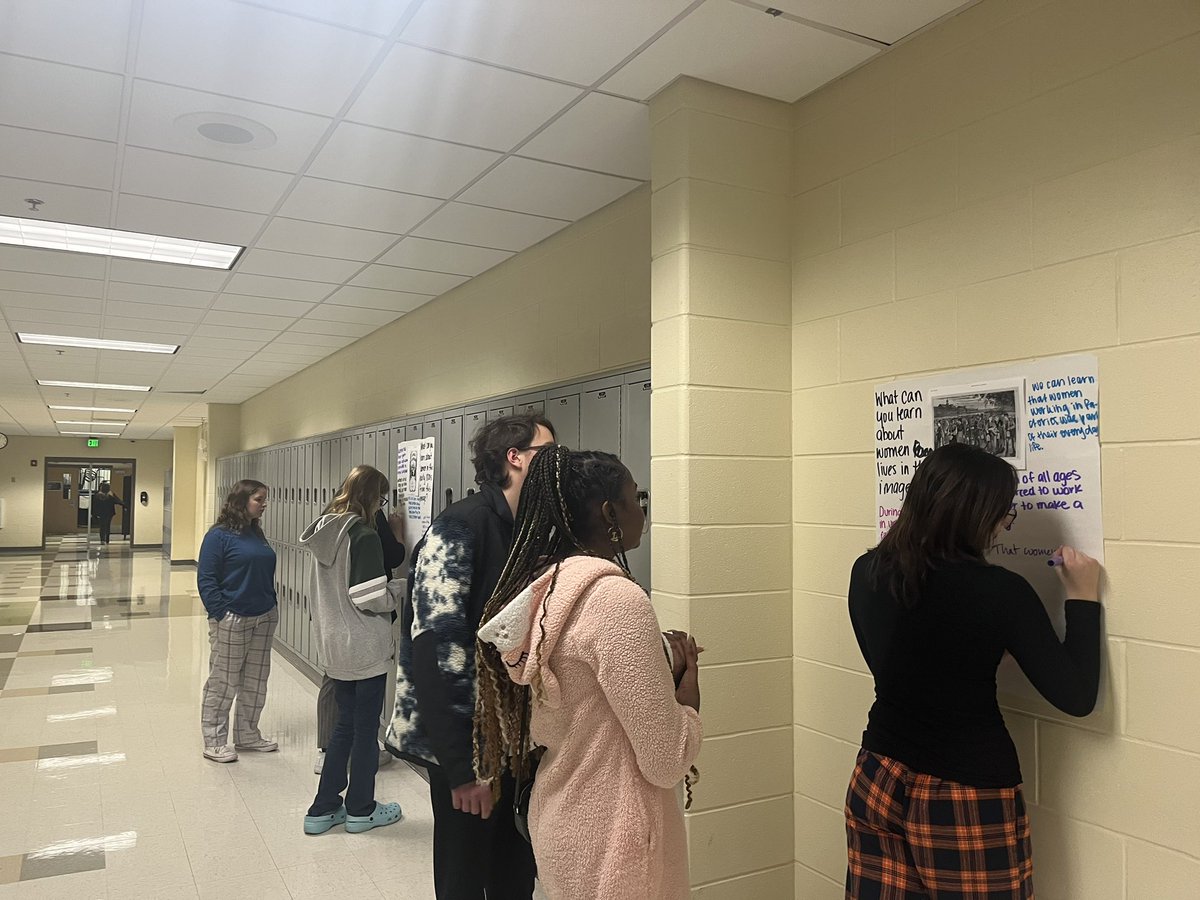 teachnuhistory's tweet photo. Love a good gallery walk! Analyzing the effects the Market Revolution had on society. #APUSH #FridayFunDay #rollgreenwave https://t.co/Su8FgLLlOq