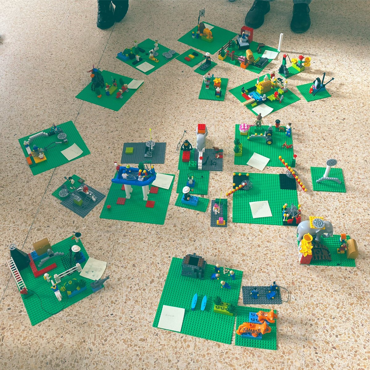 titodelafuente's tweet photo. Esta semana acabamos en el @CEPSantander el segundo fabuloso curso de transmisión de la metodología #LegoSeriousPlay a profes de la publica para la aplicación en sus aulas. Una misión de la que como siempre “me llevo más que doy”. Gracias infinitas 🙏
#LSP
#legoseriousplaymethod https://t.co/mETQOb2pxF