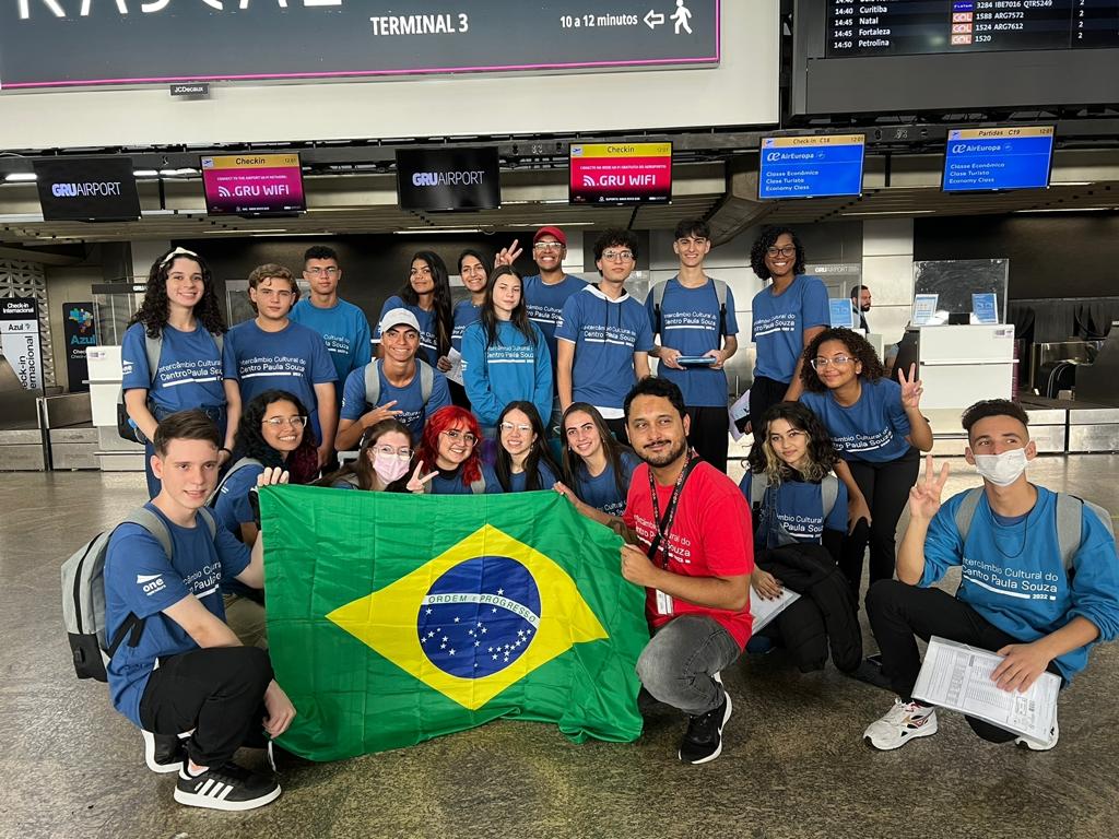 paulasouzasp's tweet image. ✈️ Neste sábado (4), mais 20 estudantes de Fatecs embarcam para o Intercâmbio Cultural do Centro Paula Souza.

🌍 Eles têm como destino a cidade de Cambridge, na Inglaterra.

➡ Saiba mais: bit.ly/3HTfDFM 

#CentroPaulaSouza #CPS #ARInterCPS #Etec #Fatec #EnsinoGratuito