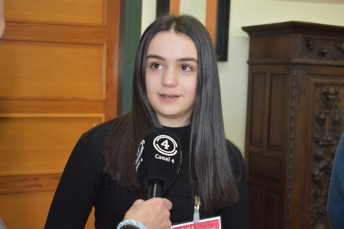 Cuatro alumnos de 3°Eso han entrevistado al alcalde de Villarrobledo, Valentín Bueno. La entrevista es la actividad que los alumnos deben realizar dentro del proyecto Octavio Cuartero Report. A su vez estos reporteros han sido entrevistados por la televisión local. #villarrobledo