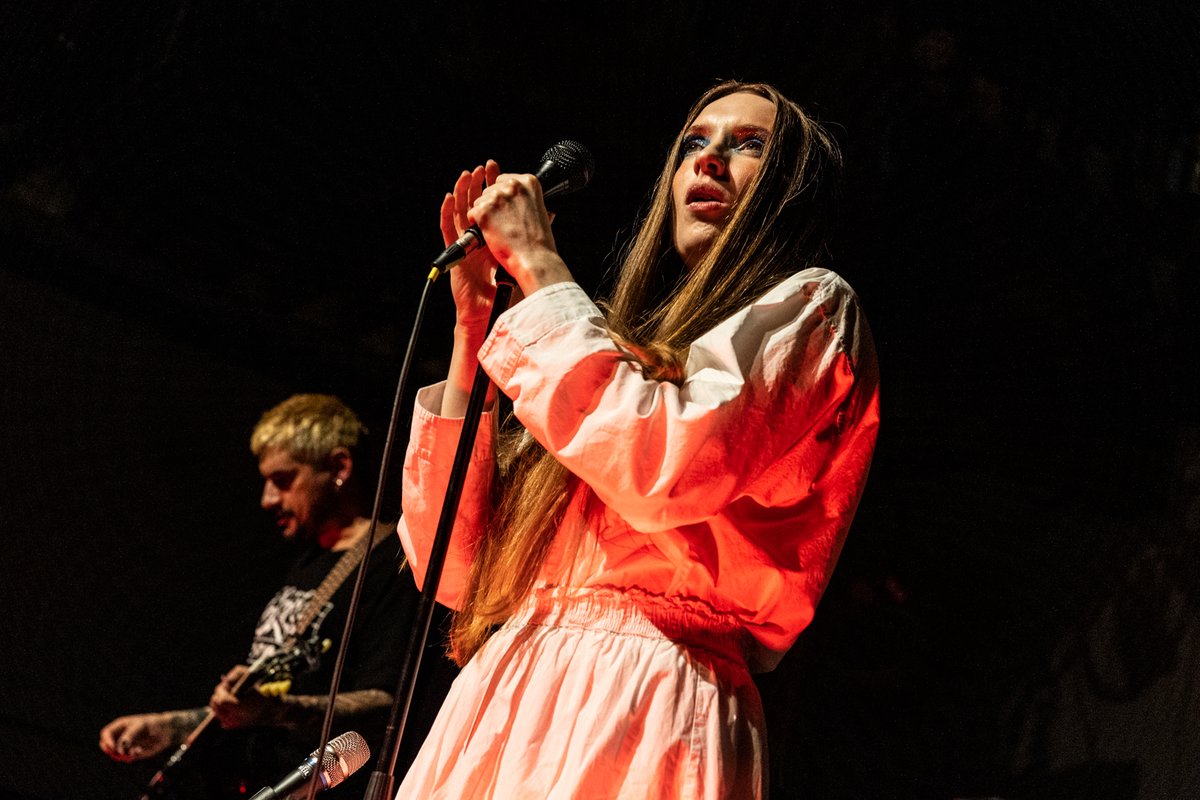 adhocfm's tweet photo. ✨ last night, @drycleaningband played to a sold out crowd in Brooklyn at @PioneerWorks_. support came from @thespiritoftheb and @nourishedbytime. 📸: photos captured by the very excellent @Qbertplaya. https://t.co/tbke9p0poE