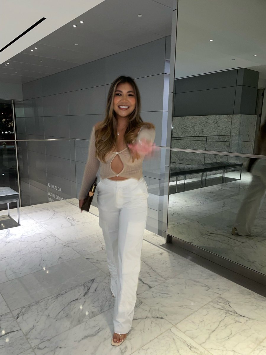 aimeedle's tweet photo. @daionnaaj It’s actually a cute pose though 😭 https://t.co/NUfFIhqthP