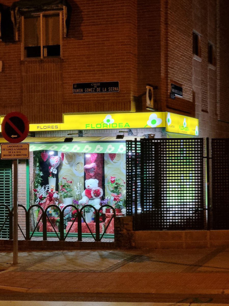 FLORIDEAFLORIST's tweet photo. Floridea, tu floristería, ya está preparada para #SanValentin https://t.co/88VR8mlelM