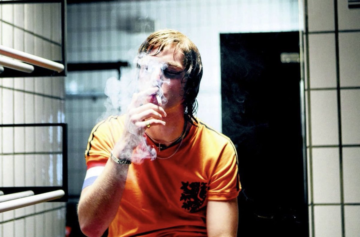 Johan Cruyff smoking in the dressing room during halftime of the 1974 World Cup final. One of the most iconic vintage football images of all time.

One problem: it’s not Cruyff.