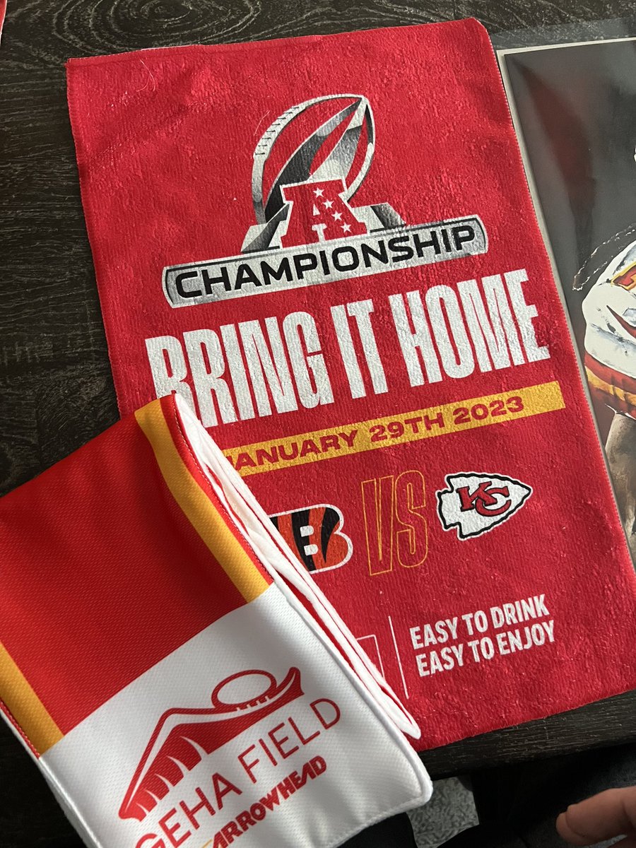 JBside13's tweet photo. No bye week for #DuckRaces 🦆🏴☠️
FollowME + @JScardino & RT♻️this prize video for your chance to win the @isiah_pachecoRB 🔥 art print w/ GAME issued TD towel from the #AFCChampionshipGame & @GEHAField scarf🧣on 2/6 #ChiefsKingdom
ALL NEW🦆Race drops SAT! #SBLVII #DucksLineup https://t.co/cEBkpLInSN