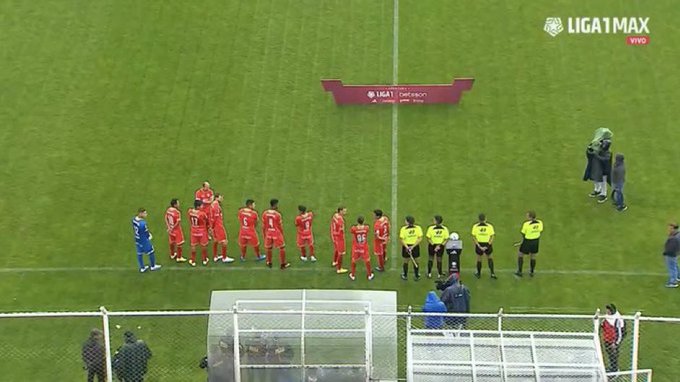 Los jugadores de Sport Huancayo se encuentran al borde del campo a espera de lo que digan los organizadores de la Liga 1.