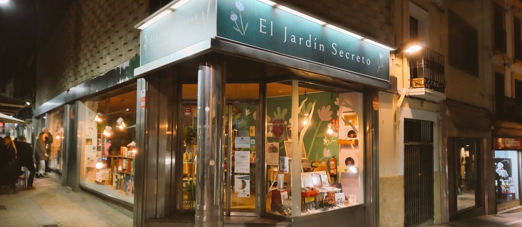 JudithRico_'s tweet photo. La librería/disquería descansa. Llevamos un añito con este sueño cumplido y todavía me emociono cuando la gente entra y dice: "Qué librería tan bonita.", o como hoy:"Qué valientes sois abriendo este tesoro, con lo jóvenes que sois...".
GRACIAS POR EL APOYO, SIEMPRE. 💚 https://t.co/YLqux5qrwS