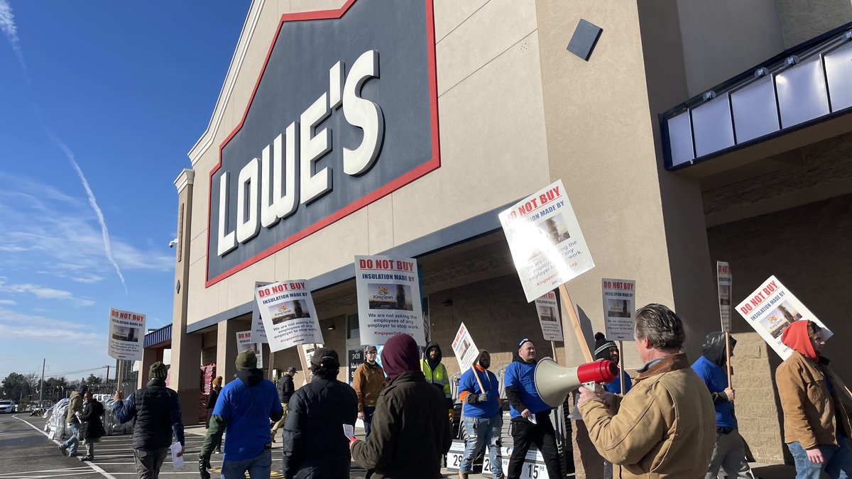 cleanupkingspan's tweet photo. SMART Local 100 members were out in force at #loweshomeimprovement in D.C. earlier this week, talking with customers about why they should think twice before buying #Kingspan insulation.
#kingspanonfire #cleanupkingspan #solidarityforever #justiceforgrenfell💚💚💚 https://t.co/Q5j4oXlNBB