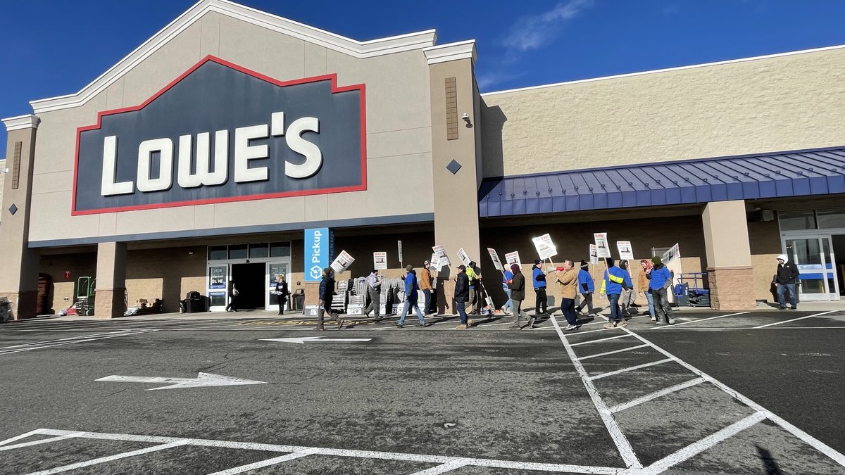 cleanupkingspan's tweet photo. SMART Local 100 members were out in force at #loweshomeimprovement in D.C. earlier this week, talking with customers about why they should think twice before buying #Kingspan insulation.
#kingspanonfire #cleanupkingspan #solidarityforever #justiceforgrenfell💚💚💚 https://t.co/Q5j4oXlNBB