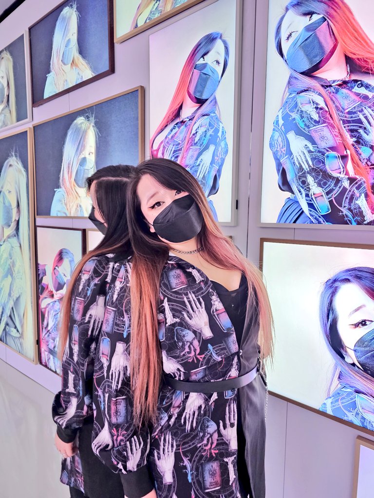 vGumiho's tweet photo. looking at some art on display :) https://t.co/7WSgfiiBtl