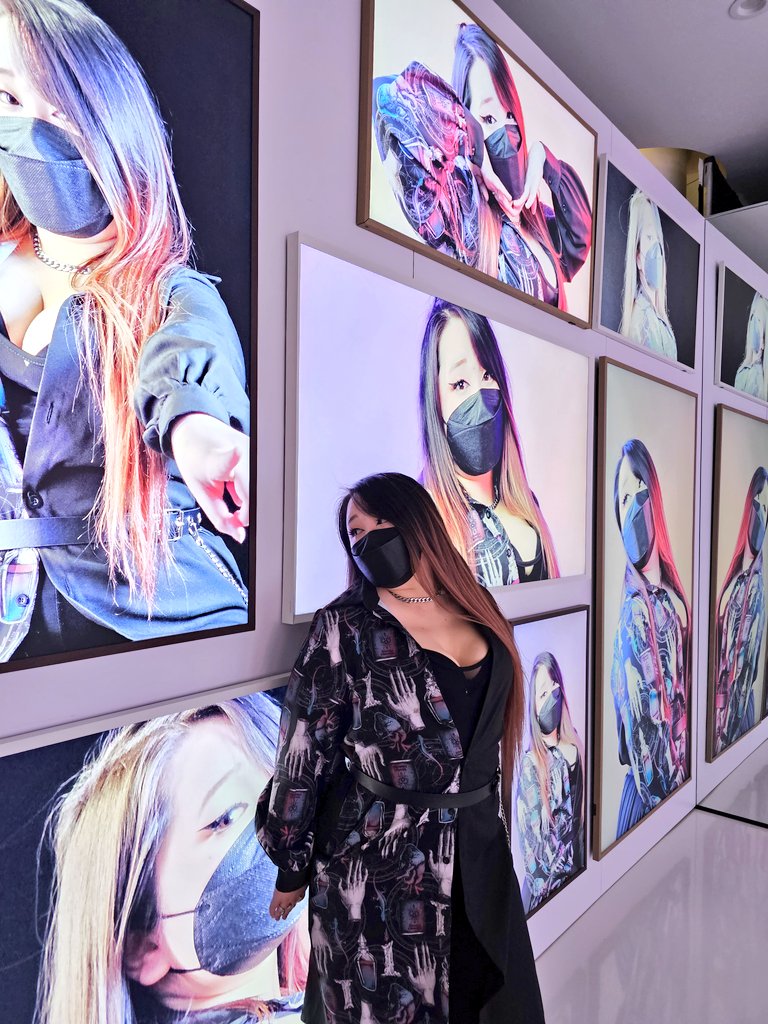 vGumiho's tweet photo. looking at some art on display :) https://t.co/7WSgfiiBtl