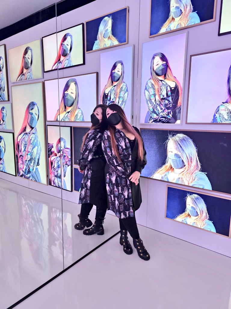 vGumiho's tweet photo. looking at some art on display :) https://t.co/7WSgfiiBtl
