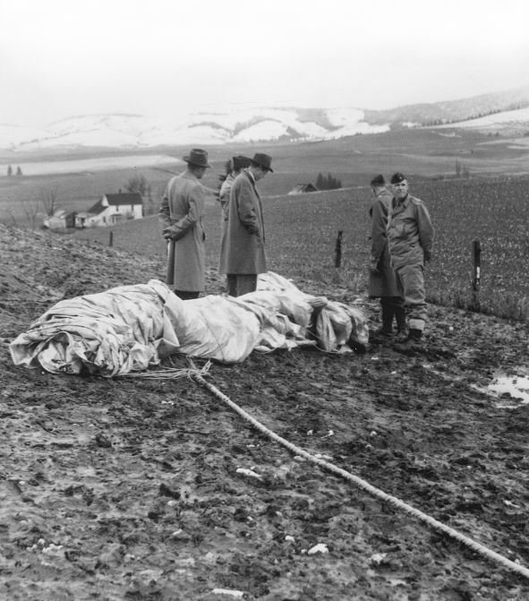 During WWII 300+ Japanese #balloon bombs landed or were sighted in North America with over 30 in #Montana. This one was photographed by FBI agent Donald Cook near Kalispell in 1944. See Winter 2002 Montana The Magazine of Western History bit.ly/3jsOikb  #MTNews #MThist