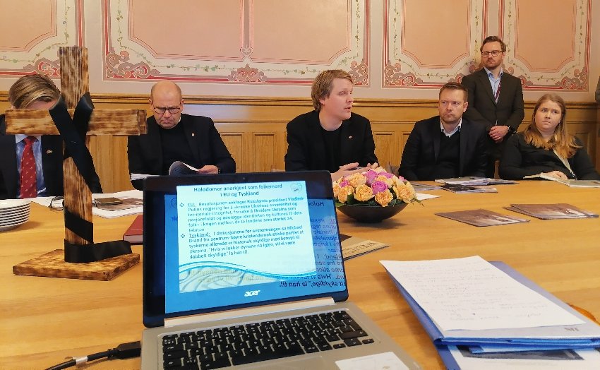 SupportS2pu's tweet photo. Not professors and State Secretary, but you Politicians

Meeting at the #Norwegian #Parliament

#Norway  does not recognize the #genocide, it is perceived as a denial. The #Stalin  regime and later #Putin deny that the #Holodomor was a genocide.

https://t.co/V0U1VvsHHe https://t.co/8YleoC9mqG