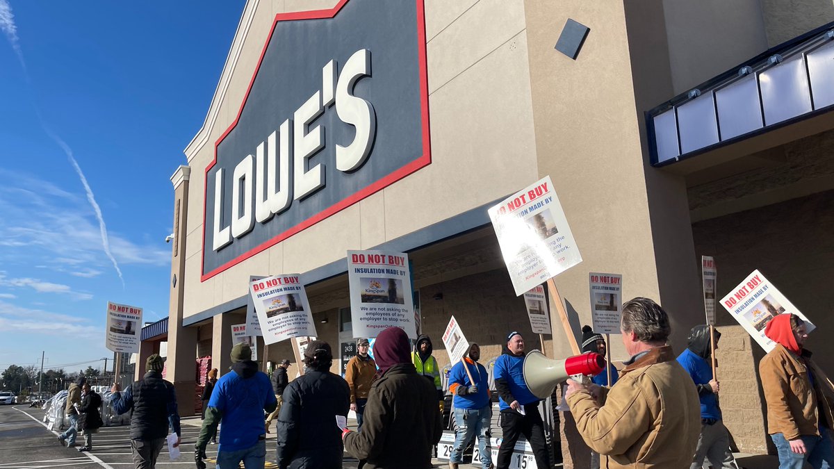 KingspanOnFire's tweet photo. SMART Local 100 members were out in force at #loweshomeimprovement in D.C. earlier this week, talking with customers about why they should think twice before buying #Kingspan insulation.
#kingspanonfire #cleanupkingspan #solidarityforever #justiceforgrenfell💚💚💚 https://t.co/rZTUsuQxQn