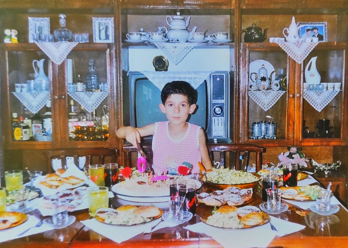 emreakturk61's tweet photo. Bir neslin doğum günü fotoğrafı arka planı (Foto ben 😅) https://t.co/mzZtldhBO8