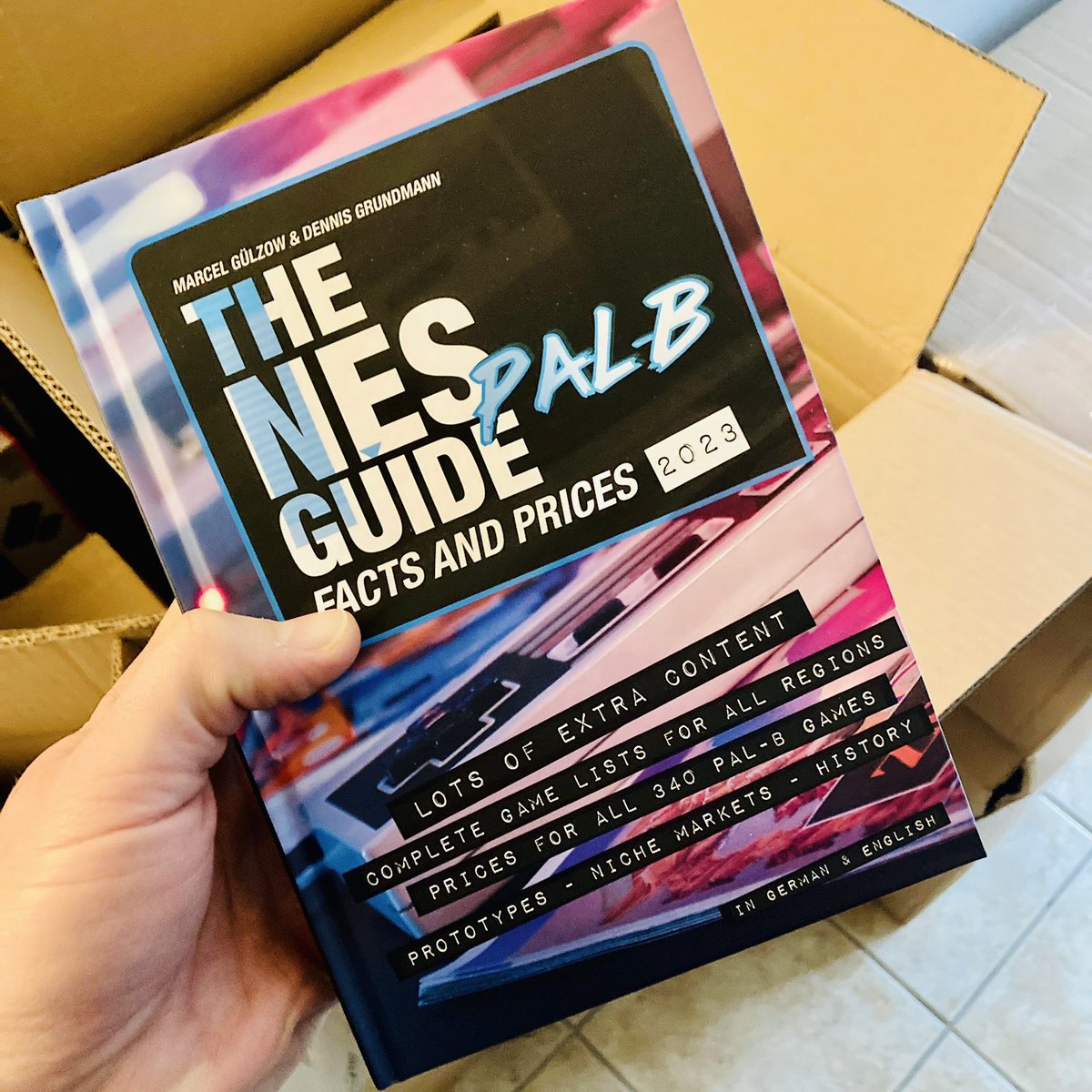 nescommando's tweet photo. Die erste Rutsche der neuen Ausgabe unseres NES Guides ist heute bei uns angekommen!

Die nächsten Schritte:
1. Qualitätscheck &amp; wenn alles OK:
2. Versand zu Retrogamecollectorheaven &amp; ab in den Verkauf! 🤩

Hardcover und mehr Inhalte als je zuvor! 😎
#NESCommando #nespalbguide https://t.co/fn5JhGDK2Z