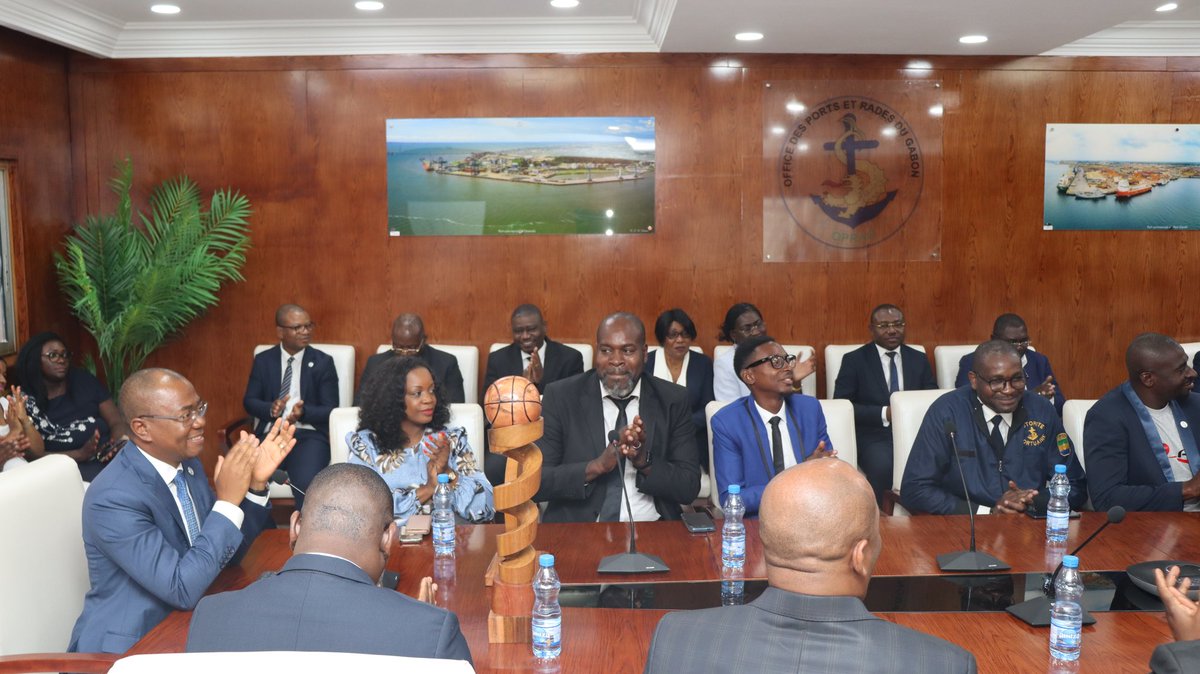 OPRAG_GA's tweet photo. Suite à leurs victoires en finales de la BUSINESS LIGUE de Libreville et de la SUPRA BUSINESS LIGUE, le DG de l'Autorité Portuaire a reçu ce jeudi l'ensemble des joueurs. 
#Gabon #Oprag #AutoritéPortuaire  #Sport #basketball #BusinessLigue https://t.co/RQnqnulhuz