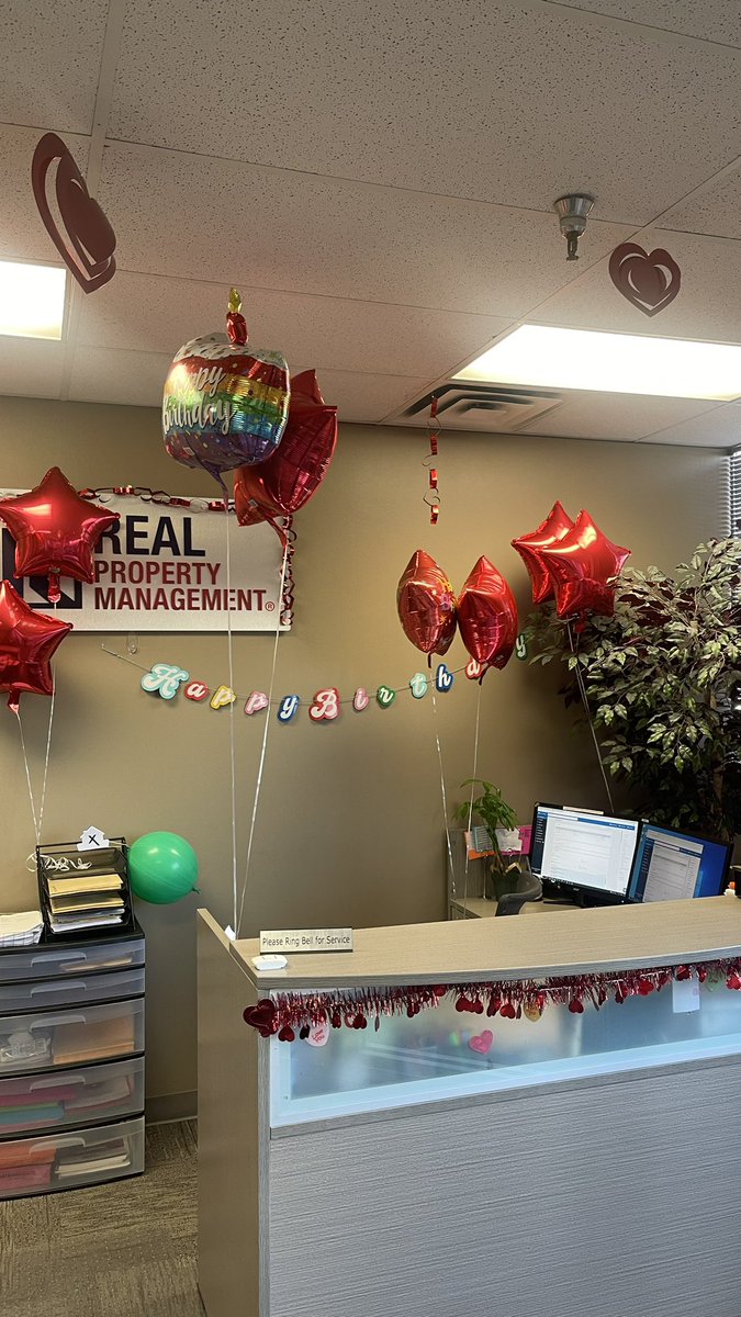 Blueeyejennifer's tweet photo. My office girls love them to death. Today is my birthday. This is what they did for me. https://t.co/NbwW9XMrq1