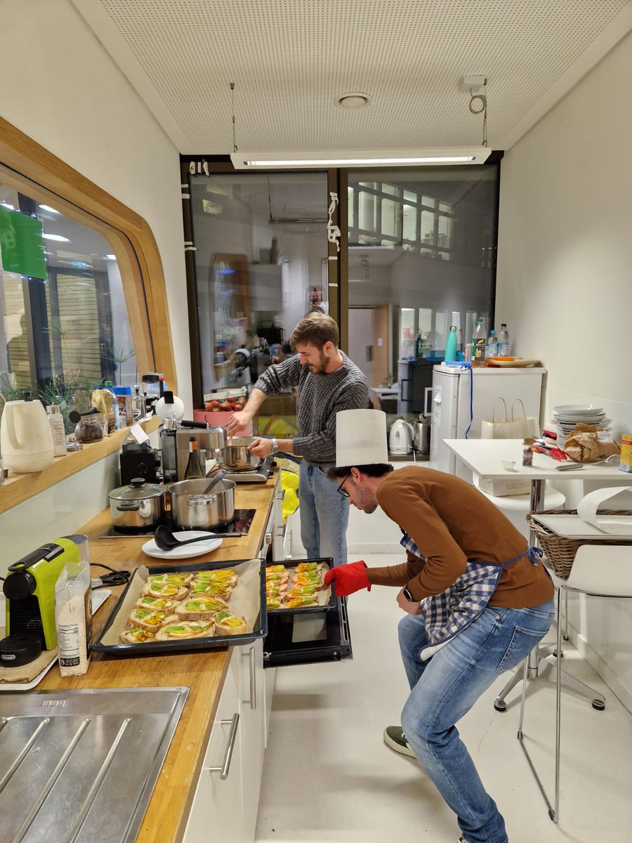 Kick-off #saurlabdinner with authentic🇮🇹Italian cuisine🇮🇹by our very own <a href="/AZaurito/">ANTONIO ENRICO ZAURITO</a> and twitteless Daniele. Grazie mille for the great evening! We are looking forward to the next international cooking nights in our lab. 🥳