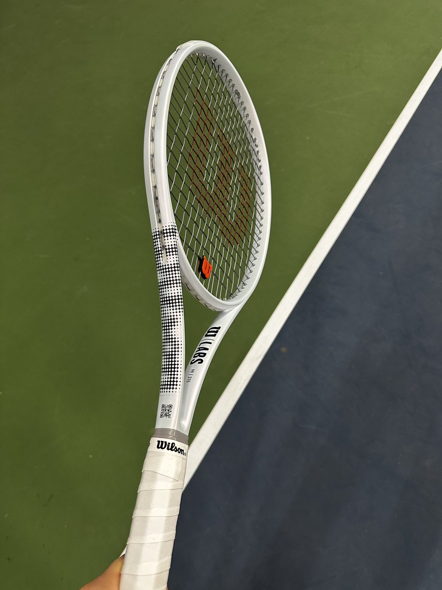 WilsonTenisEsp's tweet photo. Sé el primero en probar la raqueta Shift, creada en el laboratorio Wilson y dotada con un efecto alucinante para que entren todas las bolas.
#WilsonTenis #WShift
➡️ https://t.co/ooijmw0C40 https://t.co/ckiVfcVAJY
