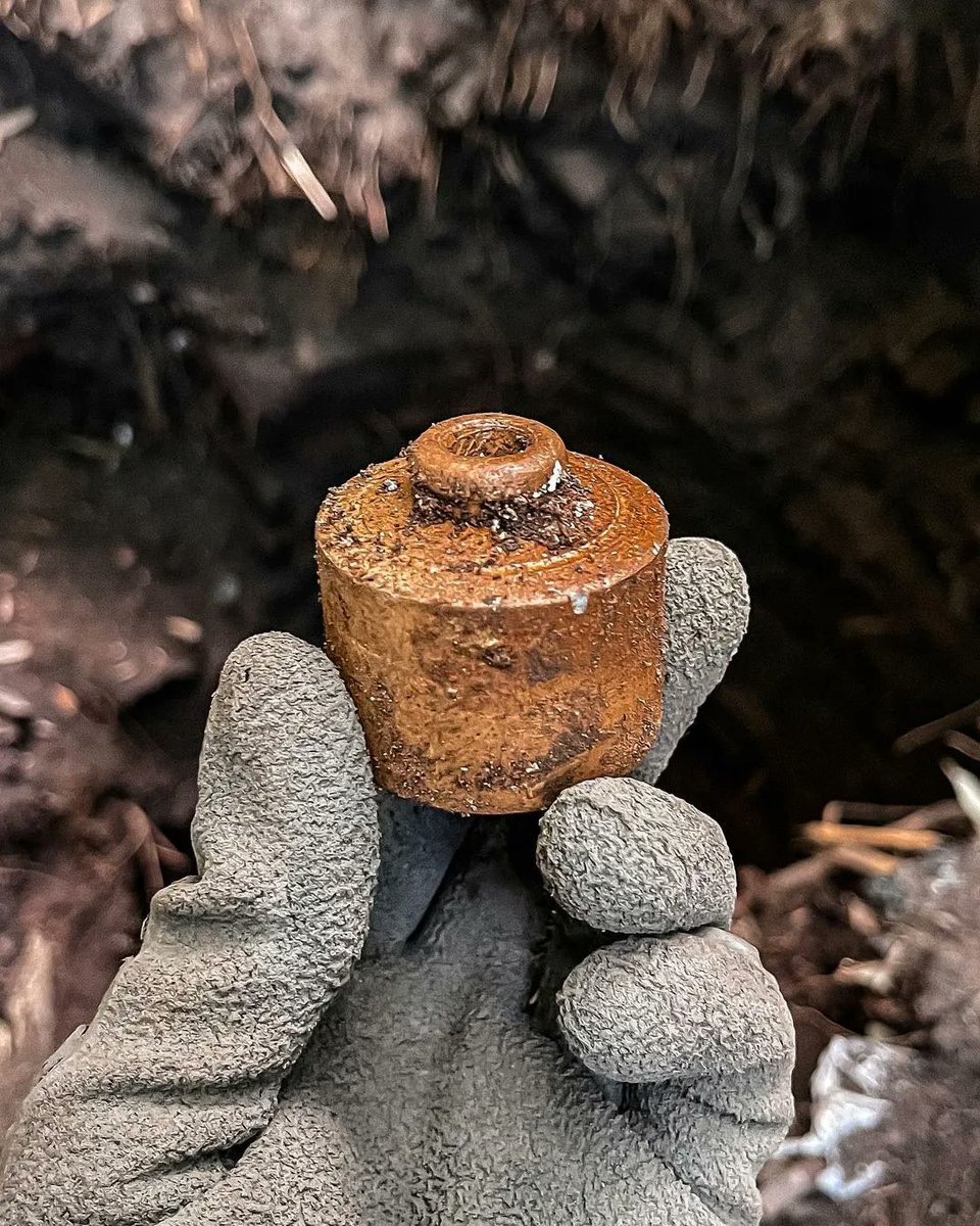 Evan Woodard @salvagearc is a relic hunter 🏺 He excavates for treasures lost to time — ceramics, jewelry, even firearms that fell into the household privy or rubbish dump — and investigates these forgotten histories. Watch his @baltimore_cm talk: buff.ly/3YoTEf6