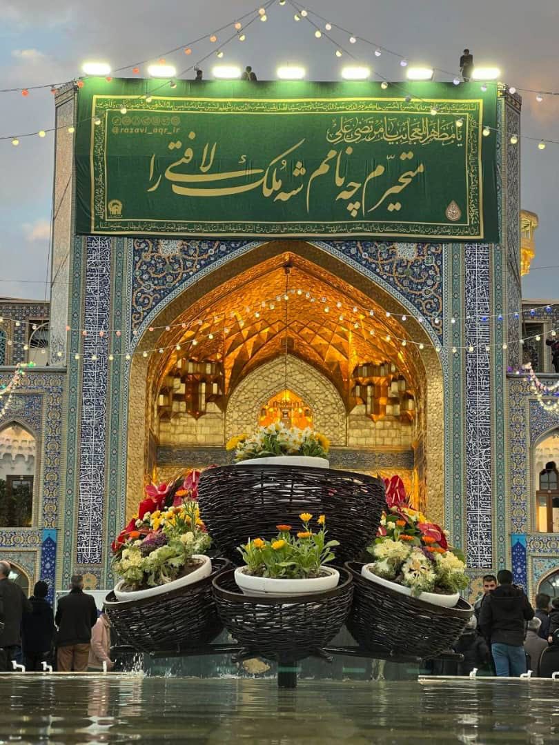 MRezaDehshiri's tweet photo. ضمن تبریک میلاد باسعادت حضرت علی (ع) و روز مرد، و گرامیداشت تقارن آن با دهه مبارک فجر، دوبیتی زیبای امام خمینی درباره امیرالمومنین (ع) تقدیم می شود:

فارغ از هردو جهانم به گل روی علی
از خم دوست جوانم به خم موی علی
طی کنم عرصه ملک و ملکوت از پی دوست
یاد آرم به خرابات چو ابروی علی https://t.co/qUkl344fjO