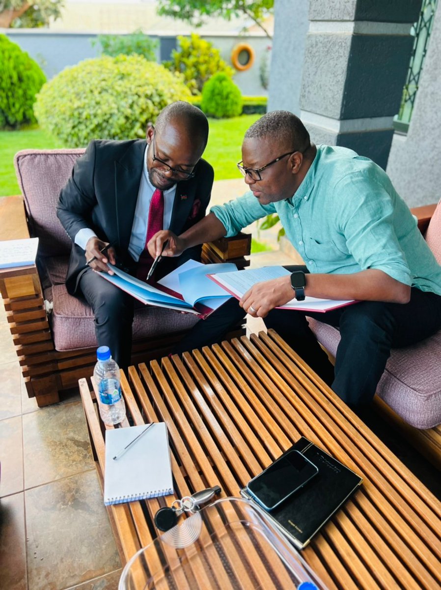 Ex-information minister <a href="/GospelKazako/">Gospel Kazako</a>, dropped off President <a href="/LAZARUSCHAKWERA/">Dr. Lazarus Chakwera</a>'s cabinet, today handed over the reigns to <a href="/MosesKunkuyu/">Moses kunkuyu</a> over a lunch meeting at Gospel's house in Lilongwe. First time in #Malawi that I've seen a fired ministers handing over notes to their successor