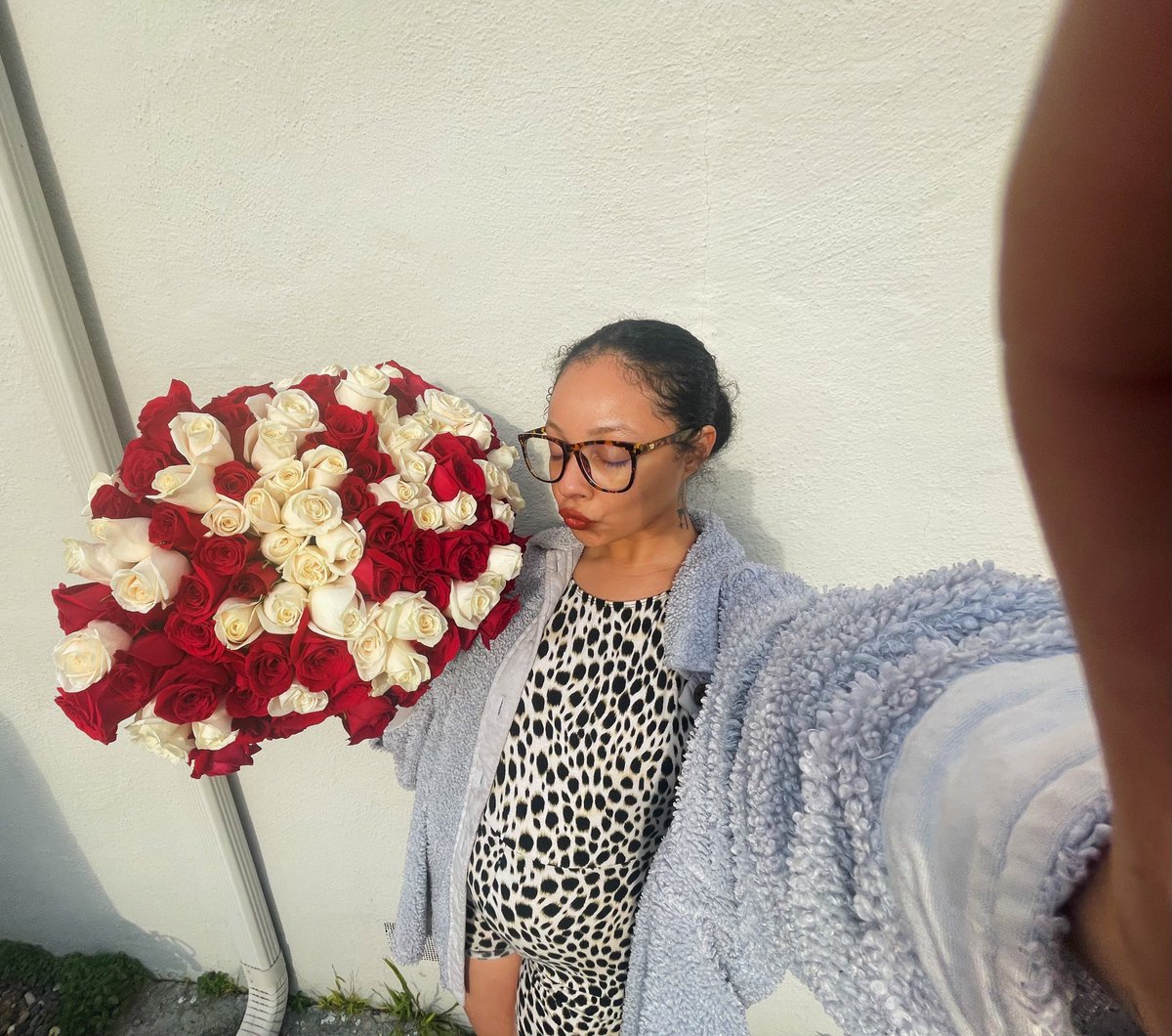 passthepearlz's tweet photo. Let me make something sweet for your sweet ❤️ like a hundred roses perhaps? We can do 100 or less. The sentiment stays the same <3

Any arrangement can be made. 
No limits exist here. 

Tap in with me 💋
Xo, the Floral Whore🌹 https://t.co/o0ouTdnpYp