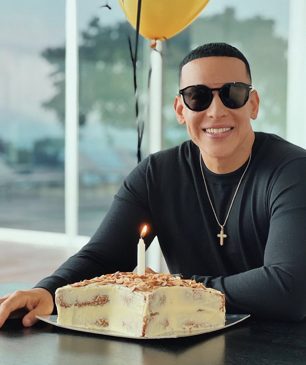daddy_yankee's tweet photo. Gracias a toda mi familia, amigos, colegas y a todos ustedes, mis fans por sus buenos deseos en este día. No todos los días se cumple años, es importante celebrar cada uno mientras estemos en esta tierra. Que esos buenos deseos se les multipliquen. Dios los bendiga. 🙏🏻❤️ https://t.co/M5nAXKW8Zb