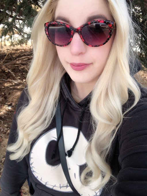 i tried out one of those heatless curling headbands that cassie uses in that episode of euphoria when<a href="/tag/nsfwgif"class="tags"><span>#nsfwgif</span></a>