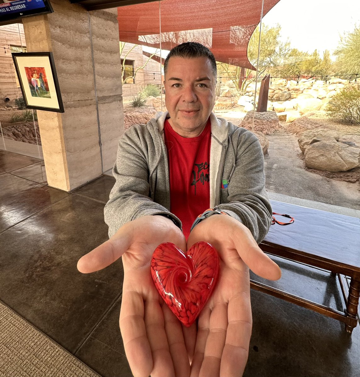 PoRtAvOz's tweet photo. Estoy vistiendo de rojo en el #WearRedDay para crear conciencia y animar a las mujeres de todas las edades a hacerse cargo de su salud cardíaca. Únete a mí y a @AHAArizona en la lucha contra las enfermedades cardíacas. #PHXGoRed @UnivisionAZ https://t.co/3W9Uu3mnYJ