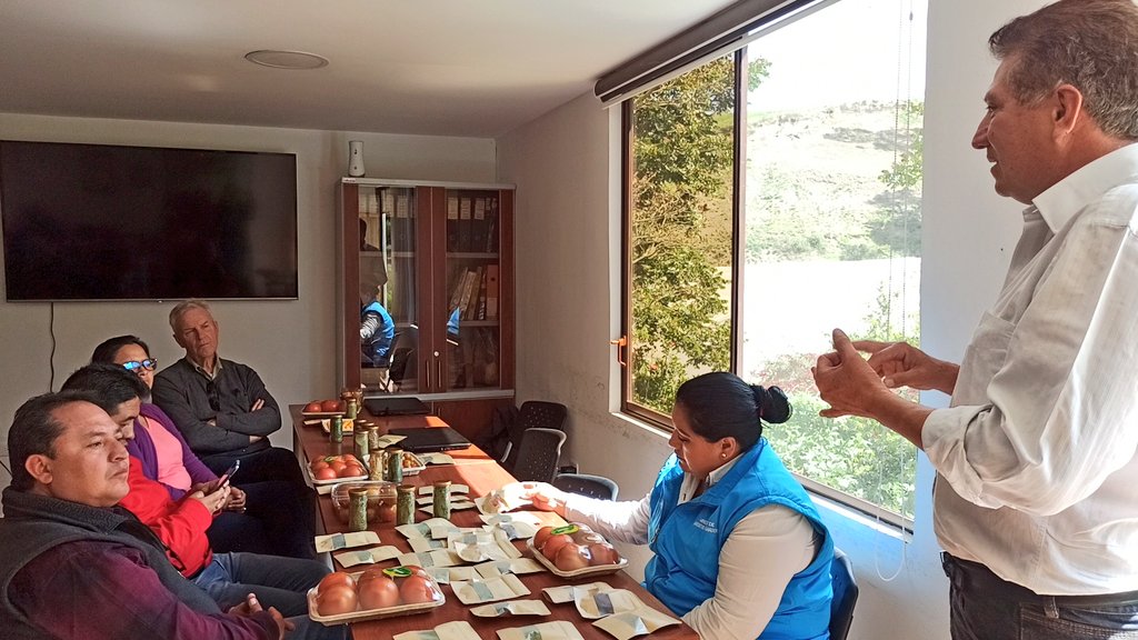 Agricultura_CZ3's tweet photo. 📌#Chimborazo | Recorrido por el #EMMPA y empresa Arsaico, con gestor comercial de la Cooperación Canadiense para conocer las experiencias locales de producción y comercialización, con el fin de construir estrategias comerciales en beneficio de los productores. #JuntosPorElAgro https://t.co/G201R6rOQz