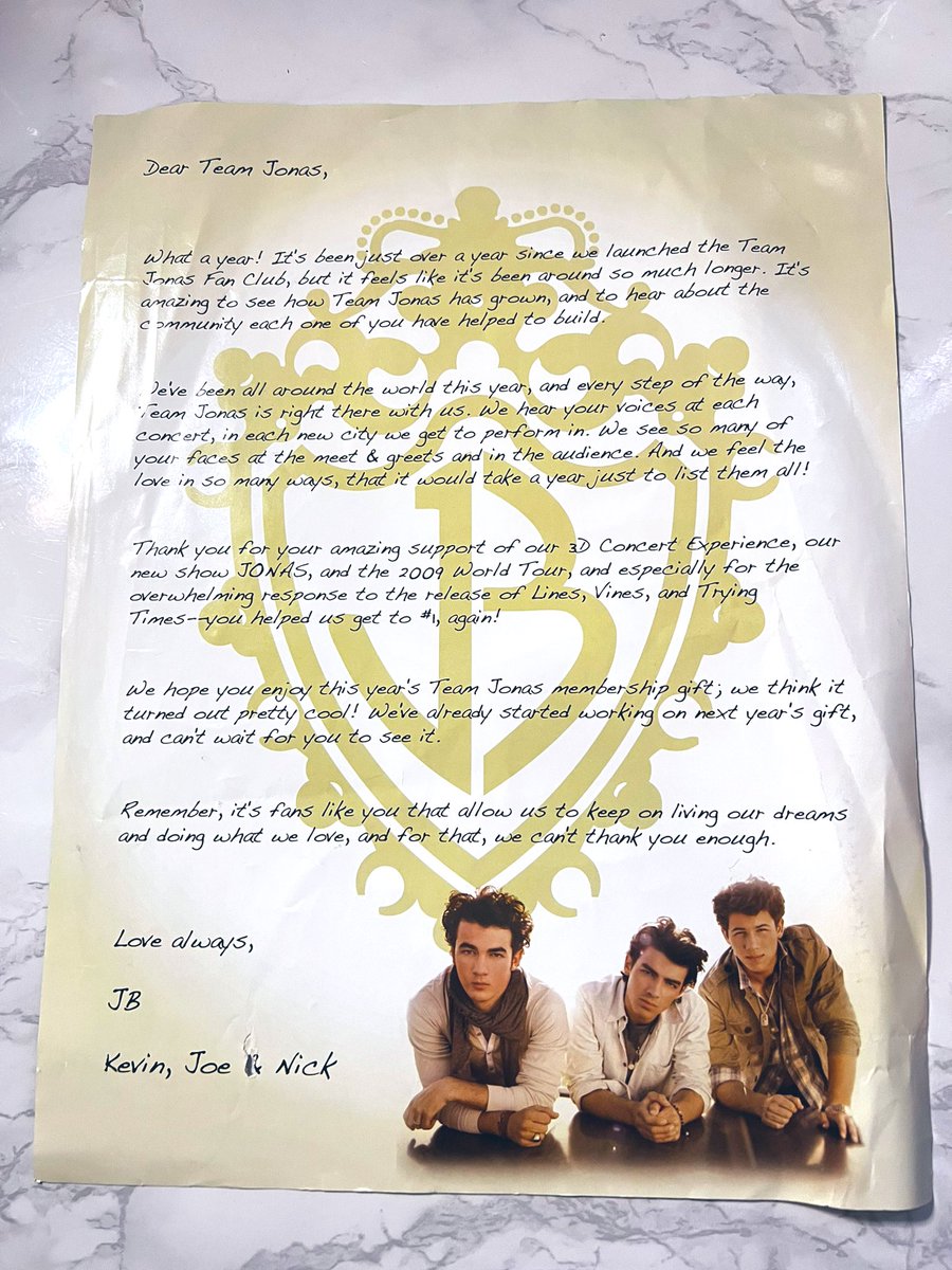 lol I was just going through some old jonas stuff & found this piece of history😅 #teamjonas if only I could find my necklace I swear I have it aha

@jonasbrothers @nickjonas @joejonas @kevinjonas