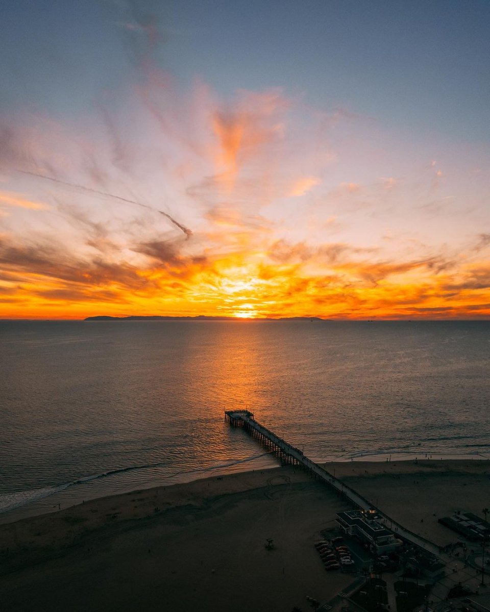 SouthCoastT's tweet photo. It's sunset time, so why not take in the view? It's a beautiful ending to an amazing day. 😍🌆🏖🌊Hope you have a happy weekend! ! 🥂🤙

  📸: @keonephotos 🧡😍🙌🙌

#SouthCoastT #Toyota #orangecountysunset #orangecounty  #OrangeCounty #sunset #ocbeach https://t.co/2k0QGN5Gon