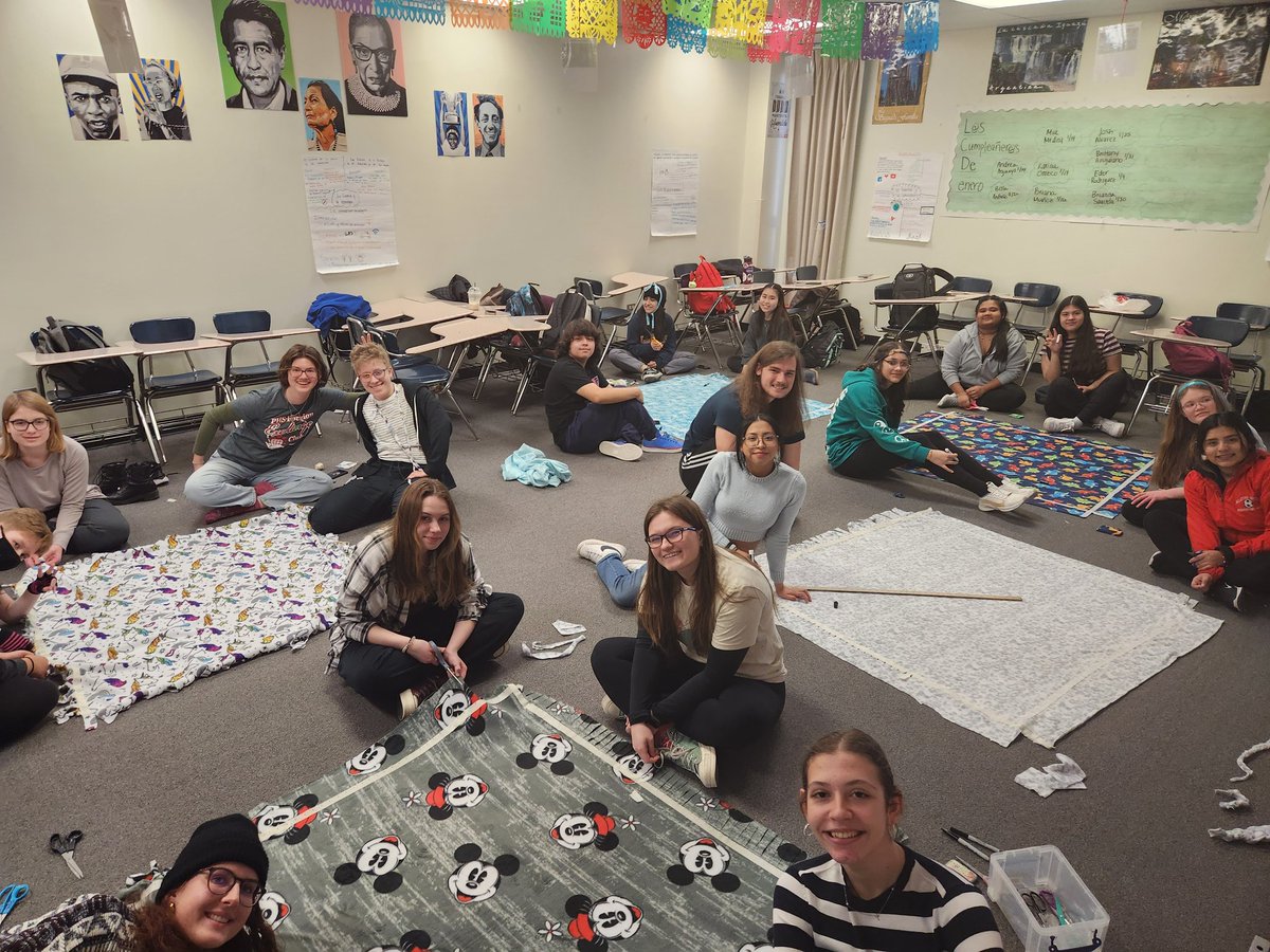 PalatineFEC's tweet photo. Happy Friday! Shout out to these awesome students who made blankets this week to donate to @ProjectLinus!!! :) β‘
#community #giving #onePHS #myPalatine
@PiratesofPHS @phs_pirate https://t.co/QwiEdVFH1B