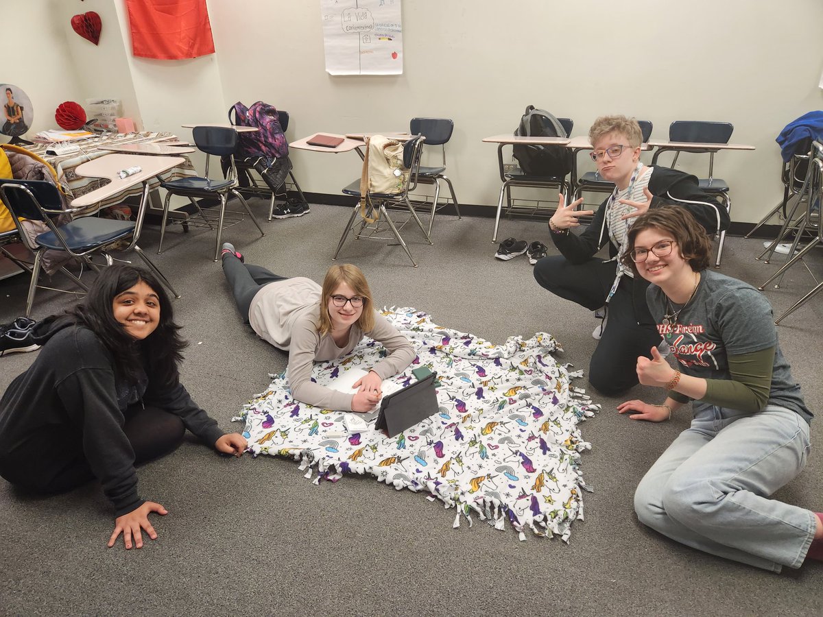 PalatineFEC's tweet photo. Happy Friday! Shout out to these awesome students who made blankets this week to donate to @ProjectLinus!!! :) β‘
#community #giving #onePHS #myPalatine
@PiratesofPHS @phs_pirate https://t.co/QwiEdVFH1B