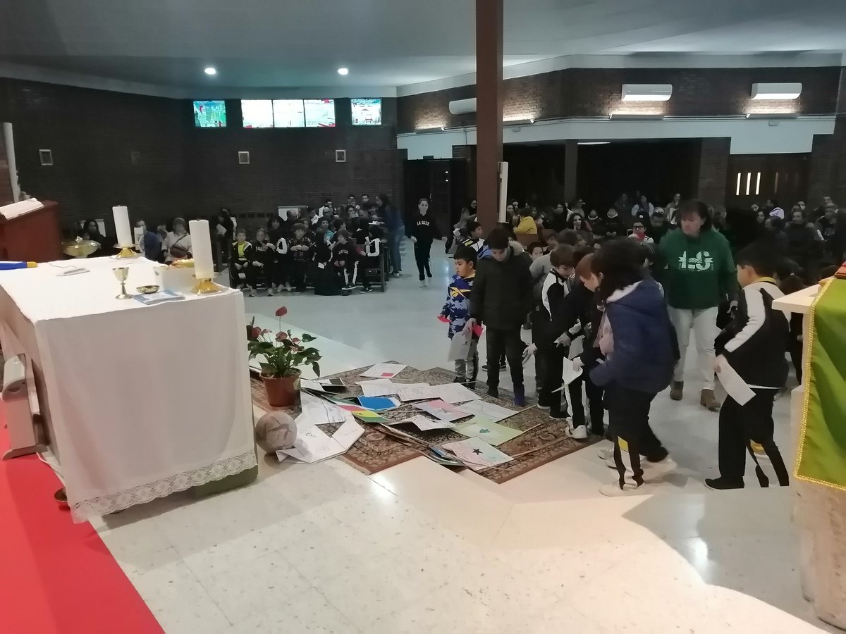 LaSalleInstituc's tweet photo. También la Eucaristía colegial de hoy estuvo centrada en cómo conseguir Paz a nuestro alrededor. ¿Sabemos perdonar y pedir perdón? Difícil tarea, pero vale la pena. Gracias familias por acompañarnos.
#PrimerasComuniones #ILSA_Grupos #Pastoral #SomosLaSalle https://t.co/Ck6MTiO3g7