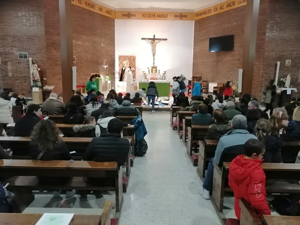 LaSalleInstituc's tweet photo. También la Eucaristía colegial de hoy estuvo centrada en cómo conseguir Paz a nuestro alrededor. ¿Sabemos perdonar y pedir perdón? Difícil tarea, pero vale la pena. Gracias familias por acompañarnos.
#PrimerasComuniones #ILSA_Grupos #Pastoral #SomosLaSalle https://t.co/Ck6MTiO3g7