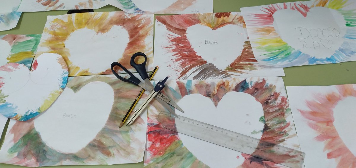 CEIPLAREDO's tweet photo. Arts Plastiques, maths, géométrie, règle, compas, triangles, cercles  diamètre ,rayon et ...amour et voilà les beaux coeurs de 4ième et sixième🥰🥰🥰👏👏👏#plasticalaredo #OAOA #matesactivas #matesdivertidas https://t.co/hj8dyZFqhT