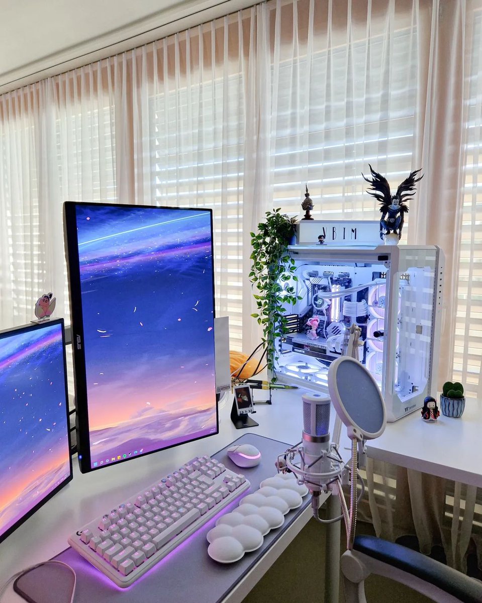 Thermaltake_na's tweet image. One of the dreamier setups we’ve seen with our classic View 51 chassis ☁️💕   Great work @vbim_1, we love seeing our products in their new home 🏡 
~~
#thermaltake #pcsetups #workstationsetup #cozyspaces