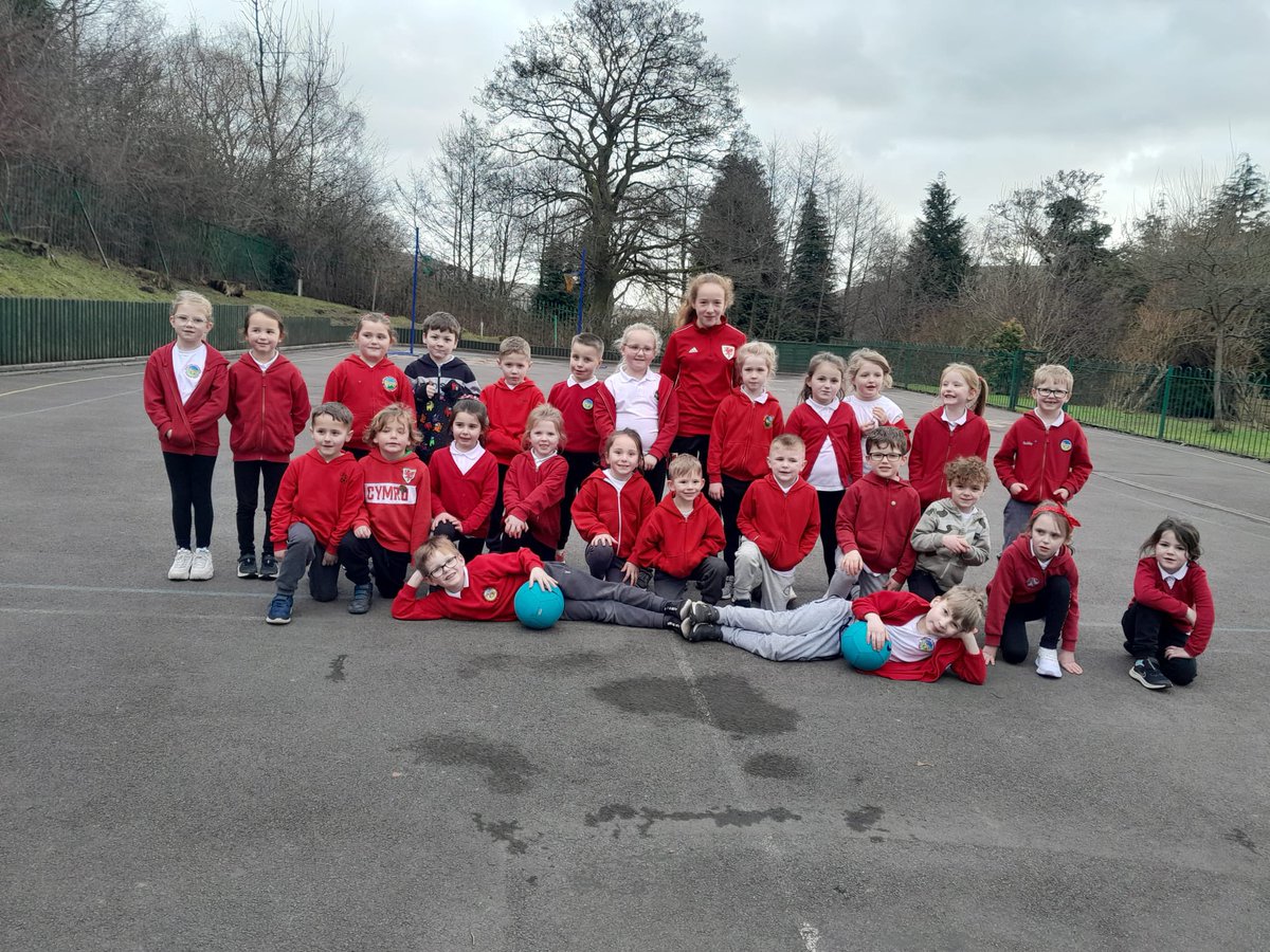 Amills8580's tweet photo. Louise loved being asked back to her old primary school on Wednesday to talk about her football journey and do some football drills and skills with years 1 and 2. The children and Louise loved it. @ATHS_PE ⚽️⚽️ @bedlinogprimary @louiseem_2012 @niadavies90 @jessicaozzy10 https://t.co/hCfAwQuCgz