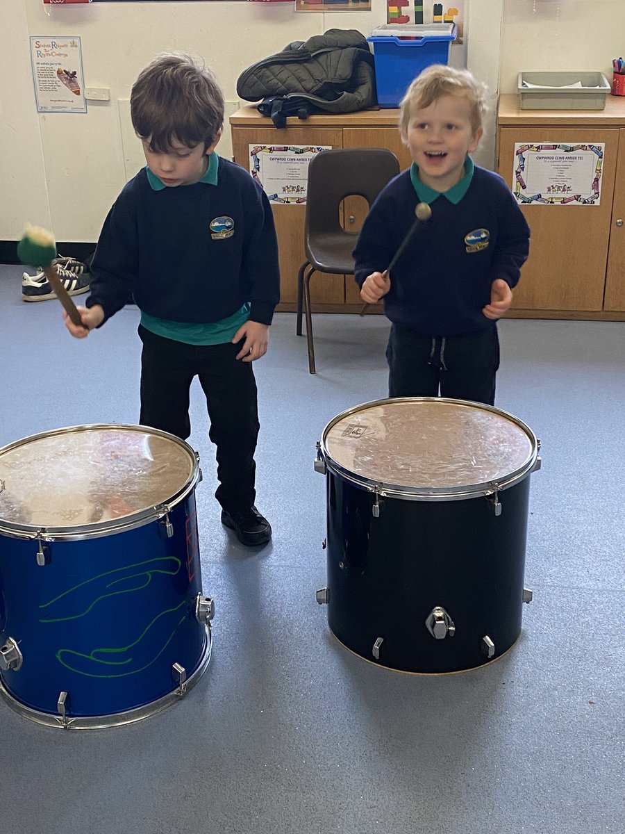 ysgolmorfa's tweet photo. Hwyl a sbri efo Mr T heddiw yn mwynhau cerddoriaeth a datblygu sgiliau creadigol @cerddamdani1 #celfyddydaumynegiannol #creadigrwydd https://t.co/7KWknfH0Ny