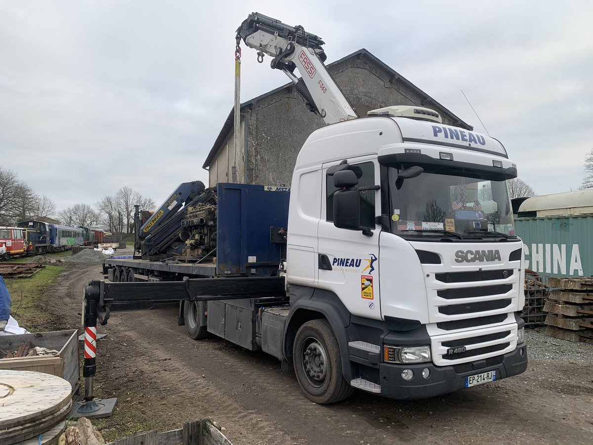 Aujourd’hui, notre partenaire transport @GpeMousset Pineau nous a livré un moteur de réserve pour nos deux nouvelles locomotives qui arriveront dans quelques semaines ! #patrimoine #vendee #train