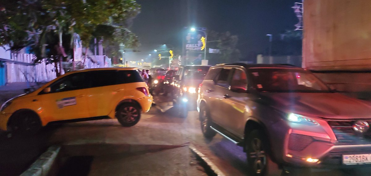 Premier bouchon post-papal. On a senti passer. #circulation #cassetete #Kinshasa