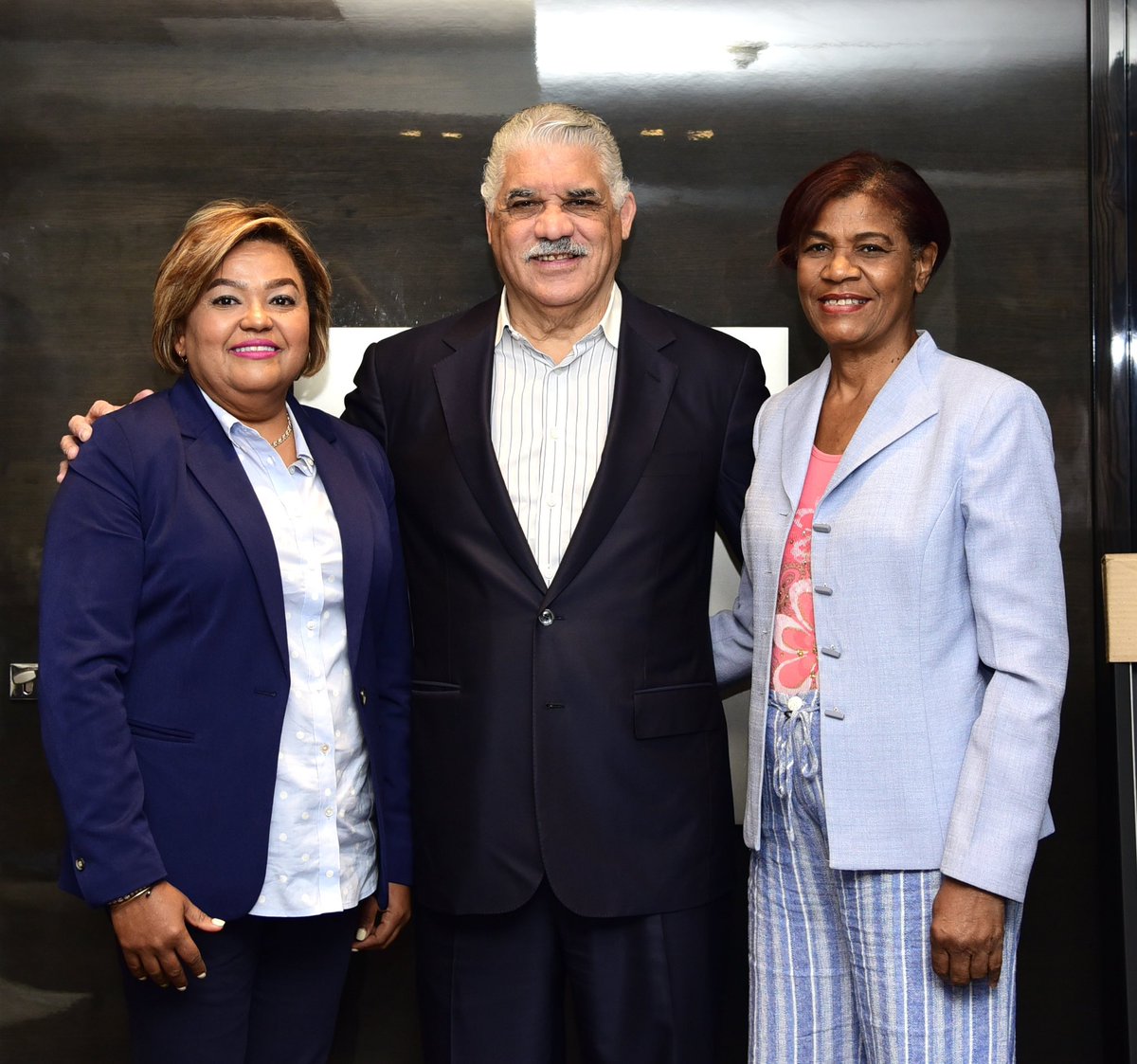 MiguelVargasM's tweet photo. Para dar inicio a la agenda de trabajo de hoy, recibí a las dirigentes de @miprd desde 📍 La Romana, Luz del Carmen Pelier, vicepresidenta provincial de #FEDOMUSDE junto a Digna Jean Severino, con quienes sostuve una reunión sobre temas de género en beneficio de la mujer. https://t.co/O9mKWrtMTr