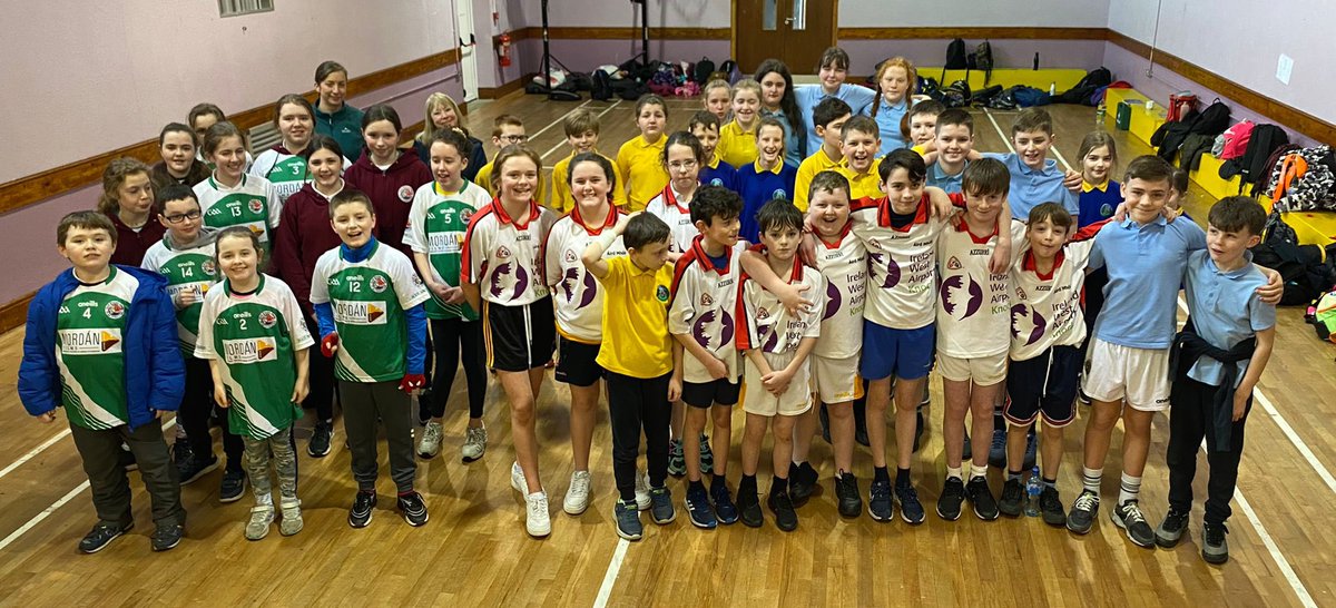 CGaelacha's tweet photo. 🏃‍♂️🏃‍♀️Gasúir ó -SN Ciarán Cill Chiaráin, SN Aird Mhór, SN Mhuire Rosmuc agus SN Bhriocáin Rosmuc a ghlac páirt i gcomórtais Liathróid láimhe i gCill Chiaráin inné. Fair plé do na gasúir uilig agus míle buíochas do na múinteoirí a thug cúnamh!👏👍

@ConnachtGAA @CoachingGalway https://t.co/RreH6Sqdjo