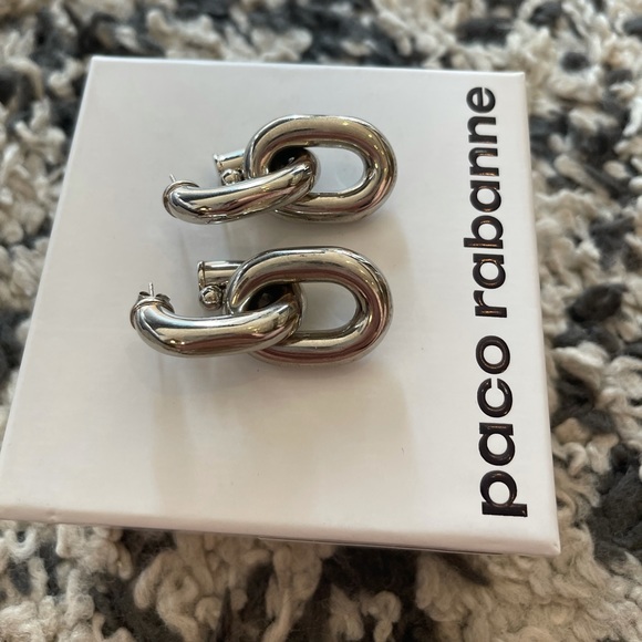 Tuons dans l'œuf la rumeur : la 'pacotille' n'a pas pour origine le nom du célèbre créateur qui vient de disparaitre.
De longue date, 'pacotilla' (fr. 'paquet') désignait dans la marine espagnole la marchandise embarquée par l'équipage pour échanger dans les pays lointains.