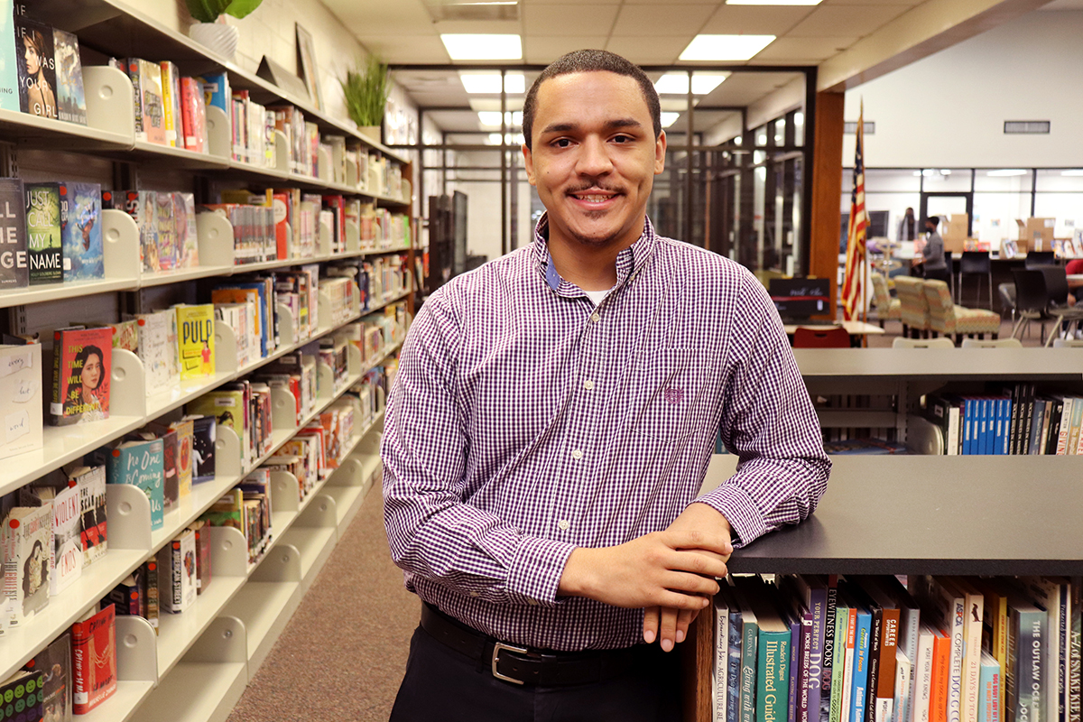 GwinnettSchools's tweet photo. Mr. Lamar builds meaningful relationships with students. He is a teacher at Shiloh HS, and is our #Shine Staff Member of the Day! Click here to meet Mr. Lamar and other “shining” staff members: https://t.co/RfONODLH8b https://t.co/gCmverkCj0